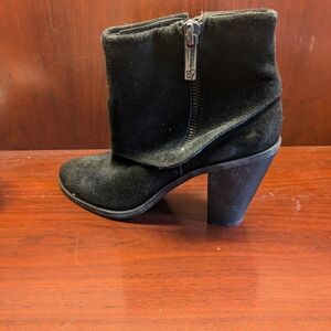 Black heeled boots
